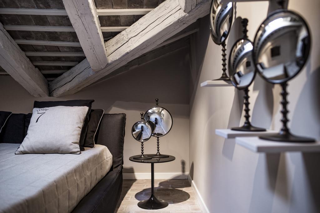 Seven Historical Suites Триест Номер фото